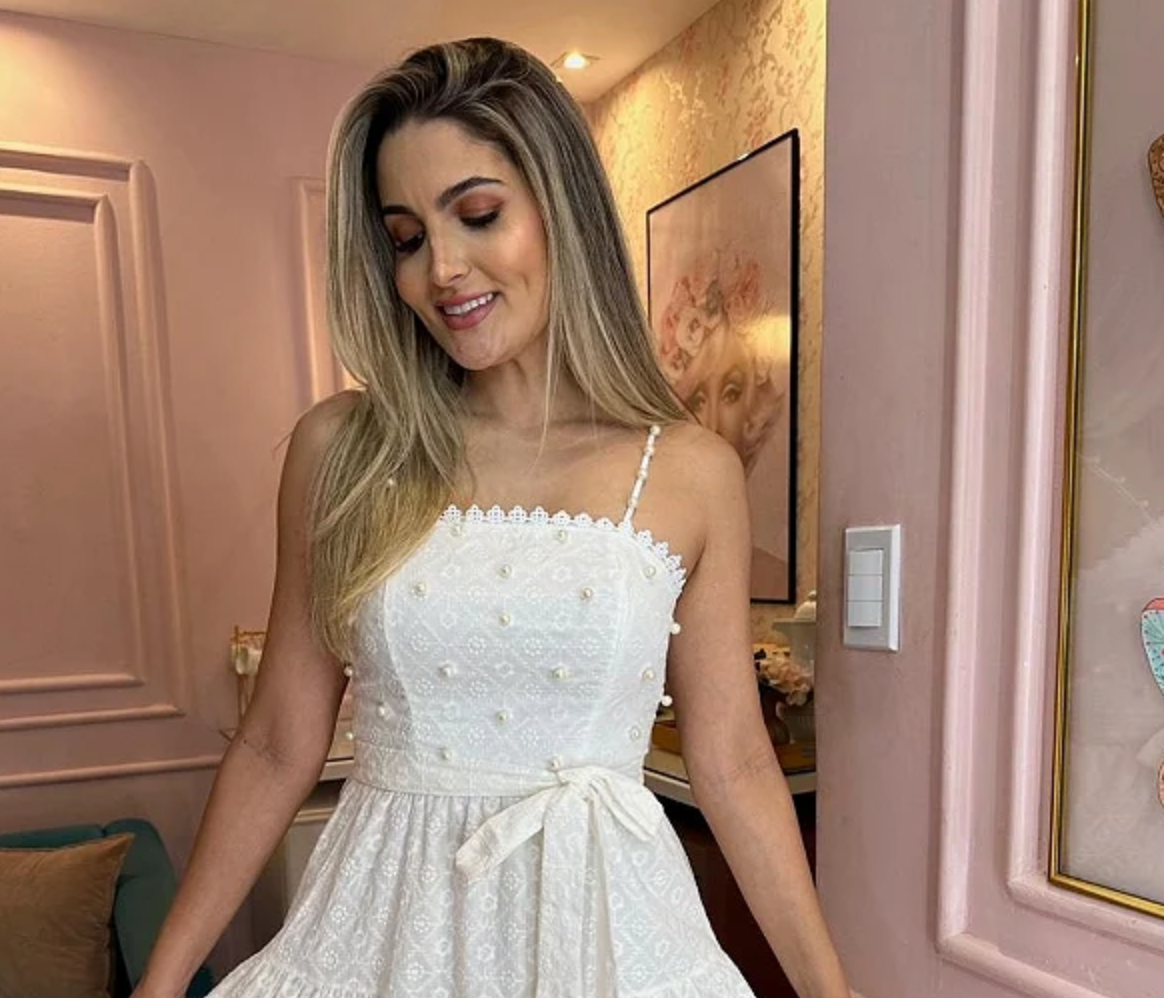 VESTIDO CURTO EM LAISE OFF WHITE COM PEROLAS