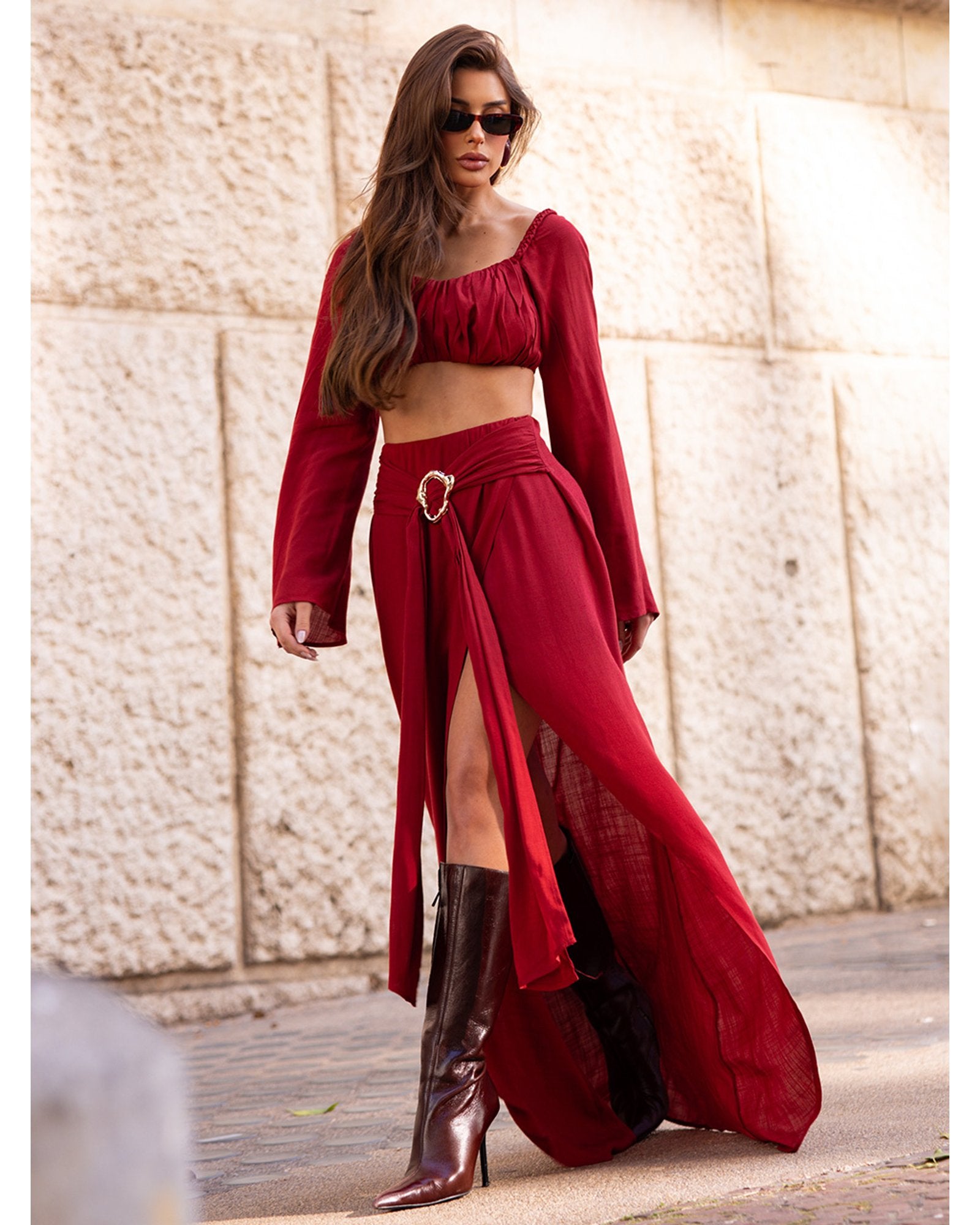 modelo-usabndo-conjunto-preto-2 modelo-usabndo-conjunto-preto-1 modelo-usabndo-conjunto-preto-3 modelo-usabndo-conjunto-preto-4 CONJUNTO FALL LOVER- Conjunto Top de mangas longas e Saia Transpassada com Amarração na Cintura Black